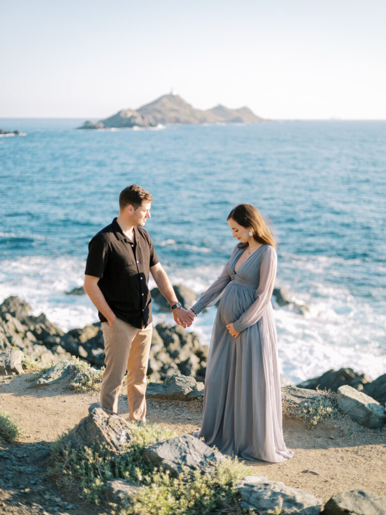 shooting grossesse corse plage sanguinaires